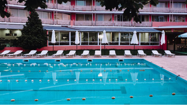 不懂游泳池水處理設備怎么選？南寧長江源來教你