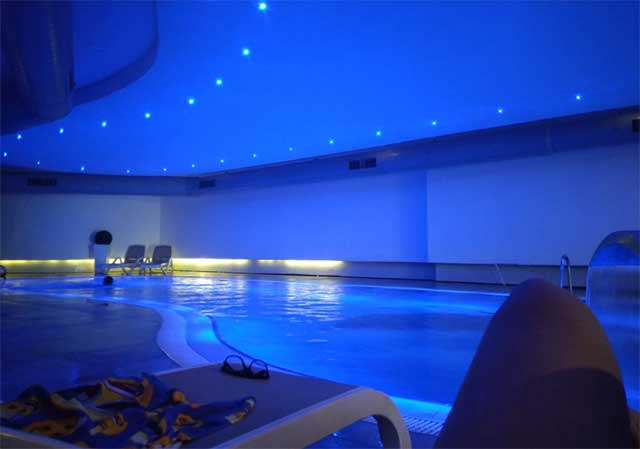 游泳池水質發綠，該怎么處理？