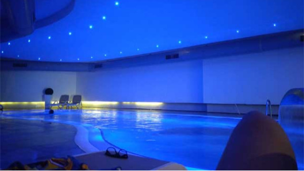 游泳池水質發綠，該怎么處理？