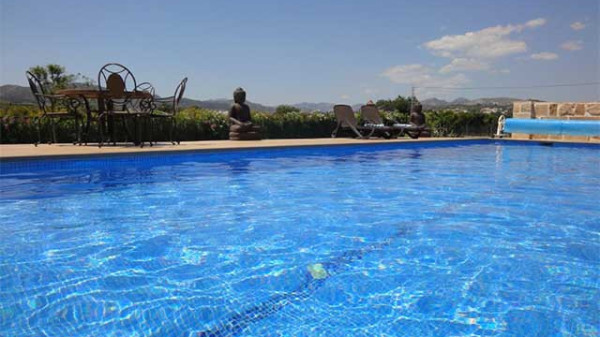 別墅游泳池需要哪些水處理設(shè)備，后期又要怎么維護(hù)呢？